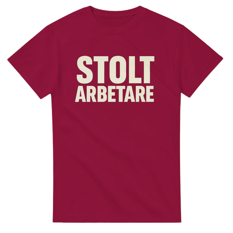 Vinröd t-shirt med texten Stolt Arbetare i vit stilren font