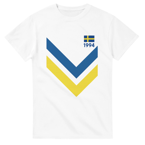 Vit t-shirt med retrodesign från 1994, svenska flaggan och blågula v-ränder – en hyllning till Sveriges fotbollsframgångar