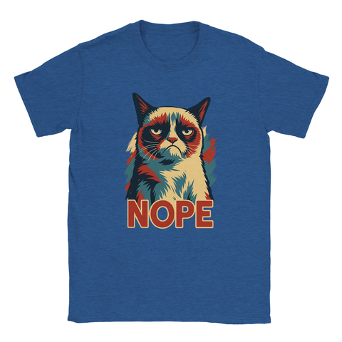 Blå t-shirt med sur katt och texten NOPE i kampanjstil