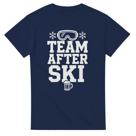 T-shirt med stort vitt tryck som säger "Team After Ski" tillsammans med snöflingor, skidglasögon och ölsejdel – perfekt för afterski och skidsemester