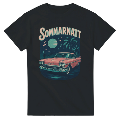 Svart t-shirt med texten "Sommarnatt" och motiv av bil, palmer och måne