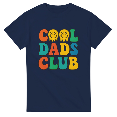 T-shirt med färgglad text "Cool Dads Club", perfekt present till pappor som gillar humor och en avslappnad stil