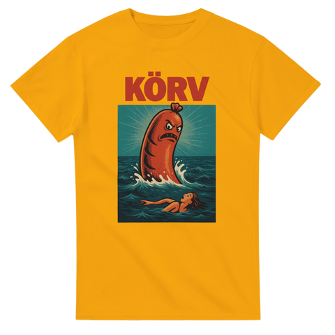 Gul t-shirt med tecknad illustration av en ilsken korv som attackerar en badande person – humoristiskt grillmotiv i retrofilmaffisch-stil