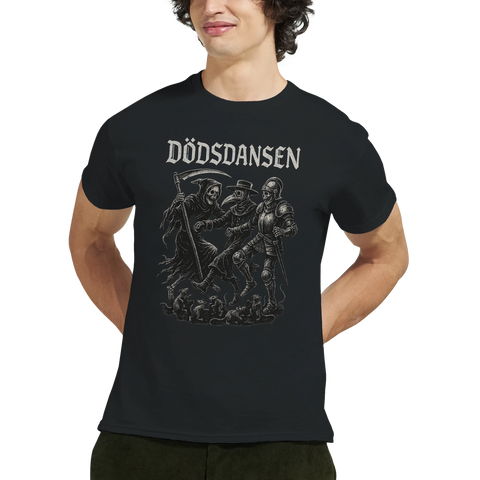 Svart t-shirt med detaljerad illustration av Dödsdansen, där liemannen och en riddare dansar, perfekt för goth- och metalfans med mörk humor.