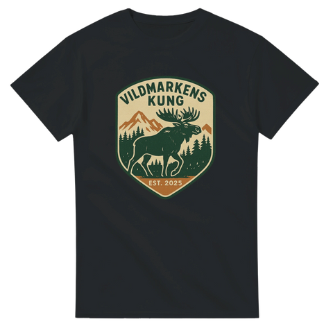 T-shirt med älgmotiv och retro badge-design med texten Vildmarkens Kung – perfekt för jägare, friluftsliv och naturälskare
