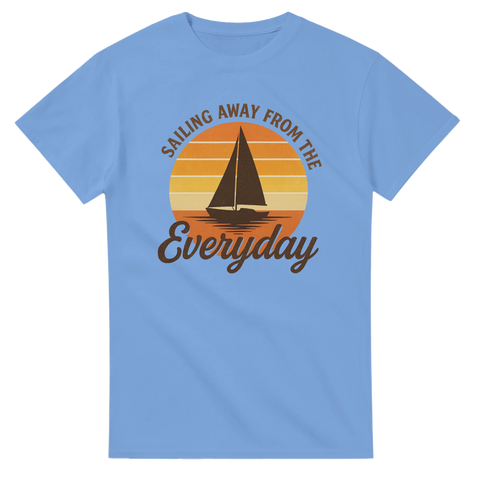 Blå t-shirt med retroinspirerat segelbåtsmotiv i solnedgångsfärger och texten "Sailing Away From The Everyday" – perfekt för havsälskare och seglare