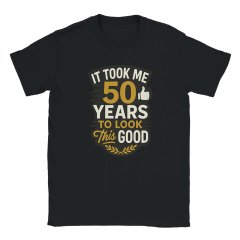 T-shirt med texten "It Took Me 50 Years to Look This Good" och tumme upp-symbol