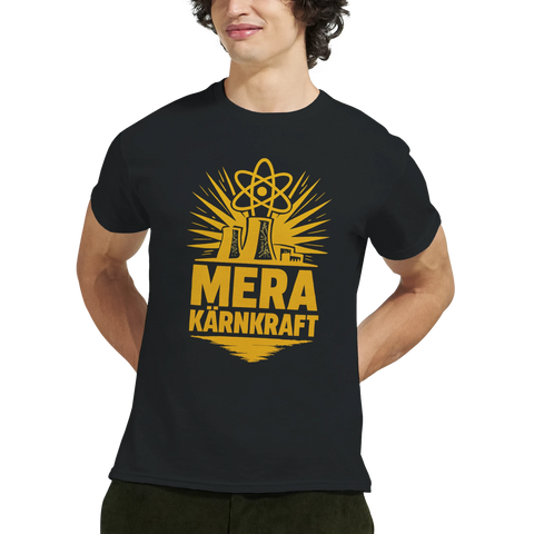 Svart t-shirt med retroinspirerat gult tryck av kärnkraftverk, atom-symbol och texten "Mera Kärnkraft". Perfekt för energiintresserade och kärnkraftsdebattörer.