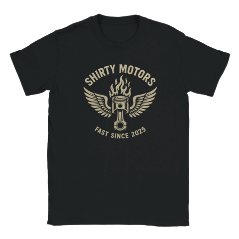 Svart t-shirt med motivet "Shirty Motors – Fast Since 2025"