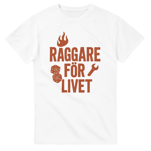 Vit t-shirt med orange text "Raggare för livet" samt illustrationer av eld, tärningar och skiftnyckel, perfekt för raggare och bilentusiaster