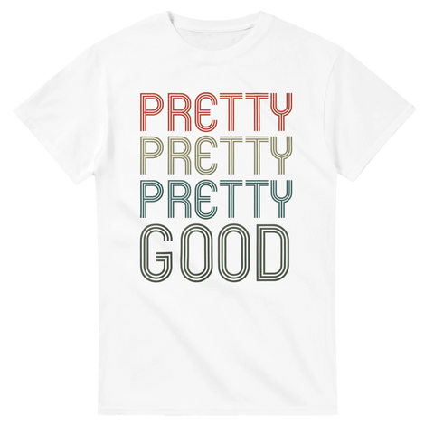 Vit humor-t-shirt med texten "Pretty Pretty Pretty Good" i retrofärger – perfekt för fans av Larry David och subtil vardagshumor
