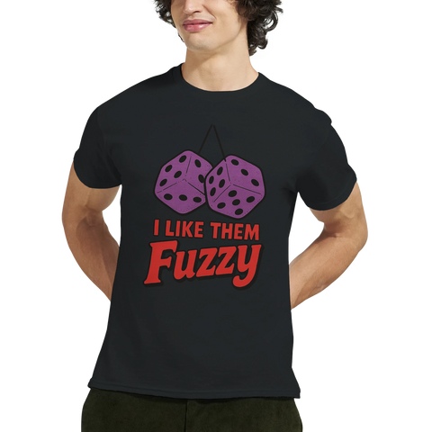 Svart t-shirt med motiv av två lila fuzzy dice och röd texten "I Like Them Fuzzy" – raggardesign för bilälskare och cruising