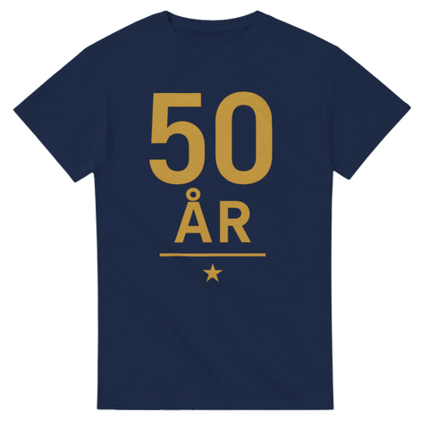 Marinblå t-shirt med guldig text "50 ÅR" och en liten stjärna under.