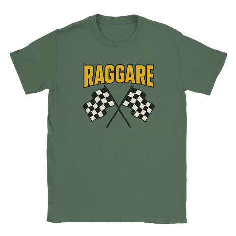 Militärgrön T-shirt med gul text Raggare och två korslagda svartvita racingflaggor – perfekt för bilkultur, cruising och raggarkvällar