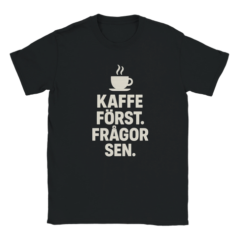 Svart t-shirt med texten "Kaffe först. Frågor sen." och en kaffekopp