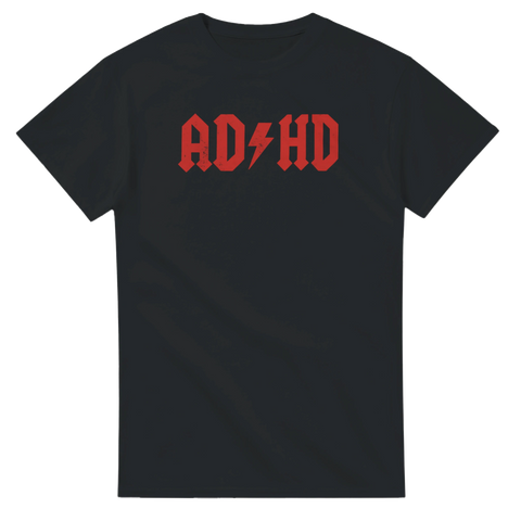 Humoristisk T-shirt med röd AD⚡HD-logga i klassisk hårdrocksstil – perfekt för rockfans som gillar att sticka ut.