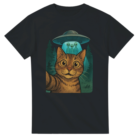 Svart t-shirt med tecknad katt som tar selfie med UFO och två utomjordingar i bakgrunden