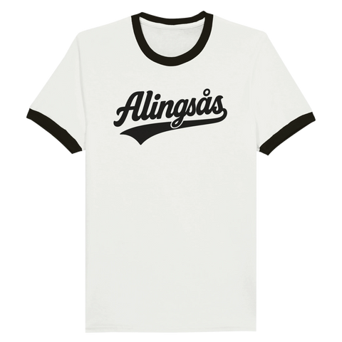 Ringer t-shirt med svart text "Alingsås" i retrostil på vit bakgrund