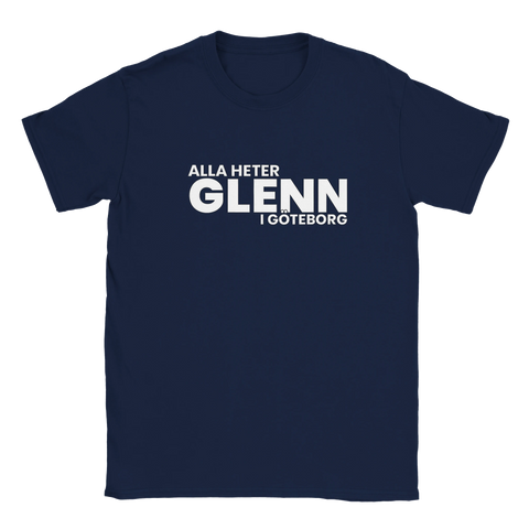 Mörkblå t-shirt med vit text som lyder ”Alla heter Glenn i Göteborg”, inspirerad av klassisk Göteborgshumor.