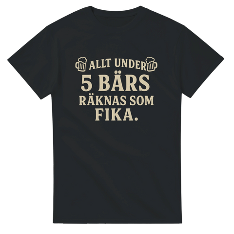 Allt under fem bärs räknas som fika i text på t-shirt.