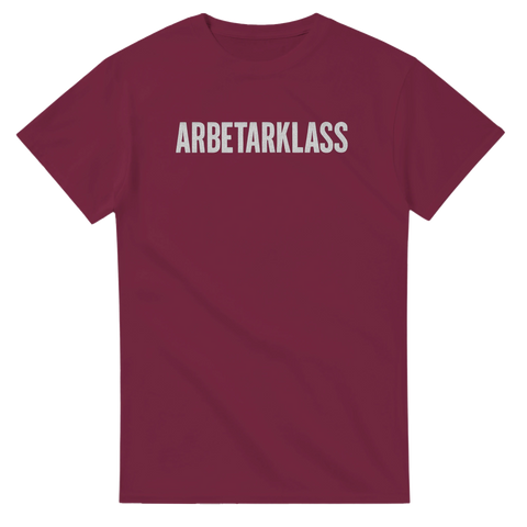 vinröd t-shirt med texten Arbetarklass i vitt