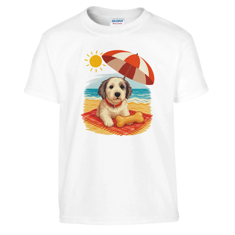 Barn-t-shirt med valp på strandfilt under parasoll vid havet