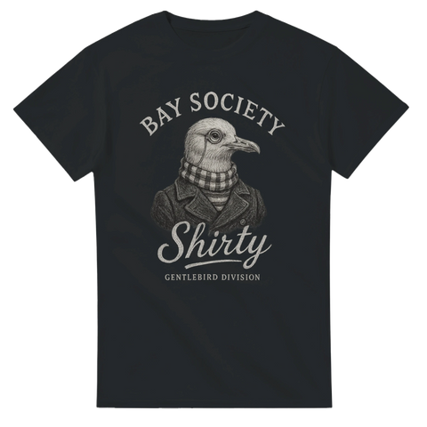 T-shirt med en klädd mås i trenchcoat och halsduk, med texten "Bay Society – Shirty – Gentlebird Division".