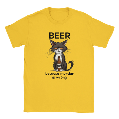 Gul t-shirt med en sur katt som håller en ölflaska och texten “Beer – because murder is wrong”, i svart humoristisk stil.
