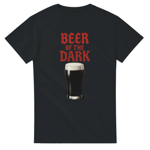 T-shirt med en stout och en röd hårdrocksinspirerad text Beer of the dark