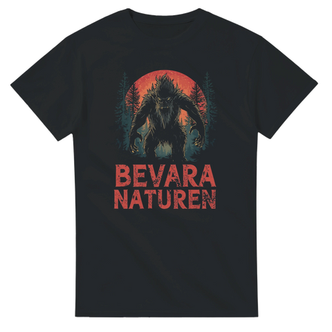 Svart t-shirt med monster i skogen och texten Bevara Naturen i rött