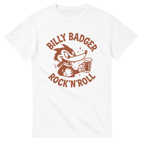 Vit t-shirt med tecknade Billy Badger som höjer en öl och texten ”Rock’n’Roll” – perfekt för rockare och festfolk.