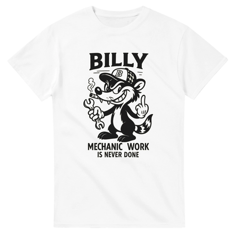 Vit t-shirt med illustration av Billy Badger, håller en skiftnyckel och ger fingret, med texten "Mechanic Work Is Never Done", perfekt för raggare och mekarfolk.