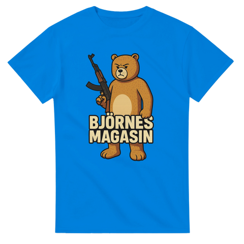 Blå t-shirt med en bister tecknad björn som håller i ett automatvapen och texten “BJÖRNES MAGASIN”
