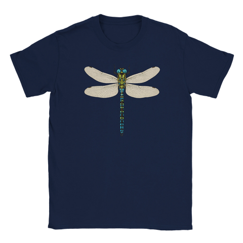 T-shirt med detaljrik illustration av en blågrön trollslända med glittrande kropp och vingar