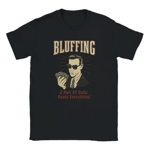 Svart poker t-shirt med illustration av retrofigur i solglasögon, spelkort och humoristisk text "Bluffing – A Pair of Balls Beats Everything"