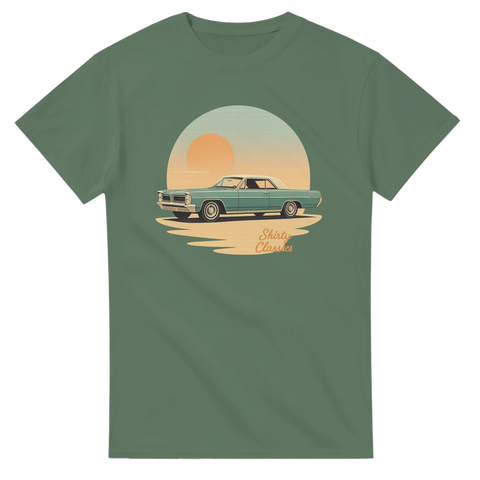 T-shirt med Pontiac Bonneville och solnedgång i retrostil, perfekt för raggare och bilentusiaster