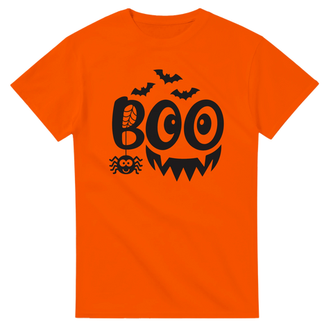 orange t-shirt med svart halloweenmotiv texten Boo, fladdermöss och spindel