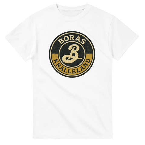 Vit t-shirt med runt emblem i guld och svart, text "BORÅS KNALLELAND" och bokstaven B