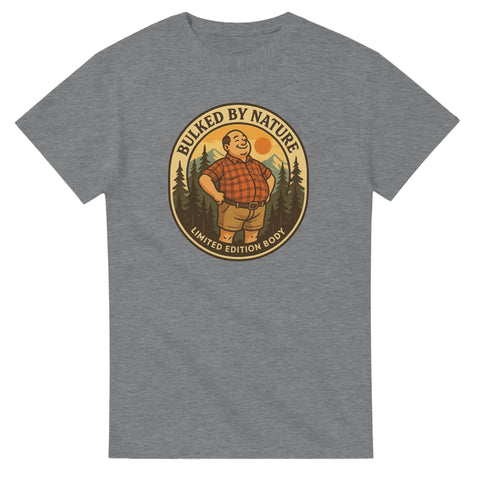 Grå t-shirt med retrobadge som visar en kraftig man i skogsmiljö med texten "Bulked by Nature – Limited Edition Body"