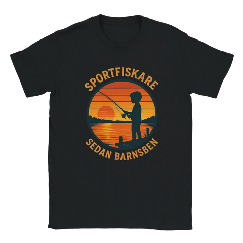 T-shirt med färgstarkt motiv av barn som fiskar vid en solnedgång och texten "Sportfiskare sedan barnsben" – för fiskeentusiaster och nostalgiker