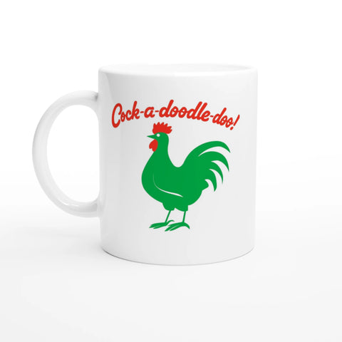 Vit mugg med grön tupp och röd text “Cock-a-doodle-doo!” i retrostil
