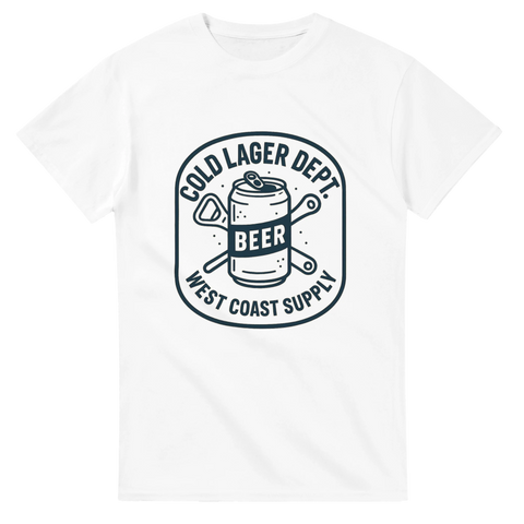 Vit t-shirt med stilren badge-logga och texten ”Cold Lager Dept. West Coast Supply” – perfekt för lager- och ölälskare.