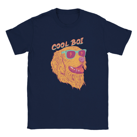 T-shirt med tecknad hund i solglasögon och texten “Cool Boi” i retrostil
