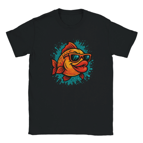 Svart t-shirt med färgglad tecknad fisk som bär solglasögon, perfekt för sportfiskare och sommaroutfits med humor och attityd