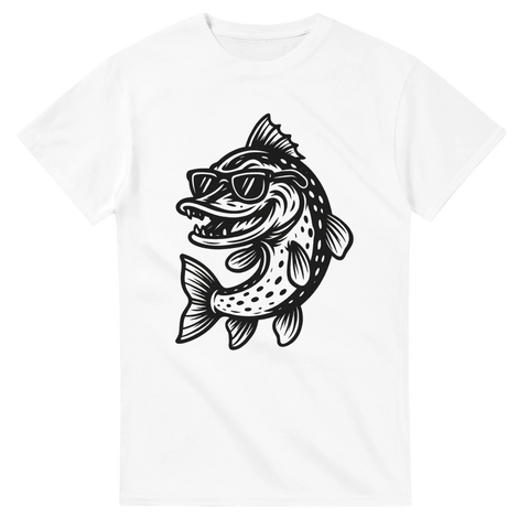 Vit t-shirt med en svartvit illustration av en gädda som bär solglasögon – ett lekfullt och stilrent fiskemotiv.