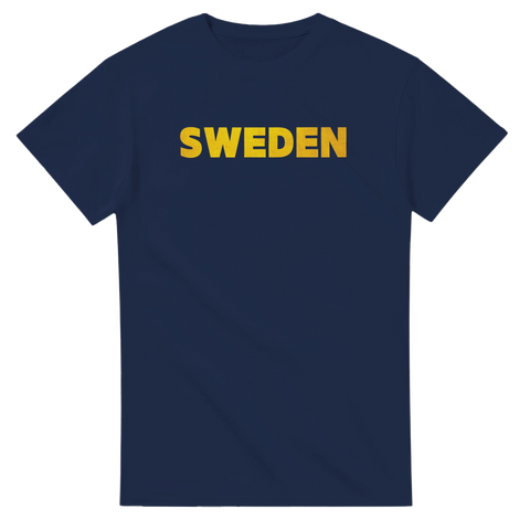 Mörkblå t-shirt med gul text SWEDEN på bröstet