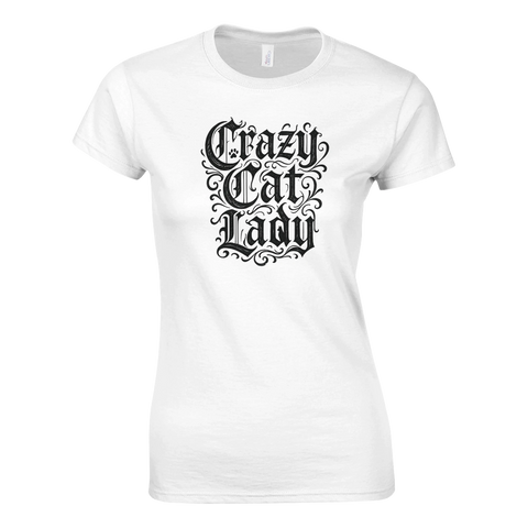 Vit t-shirt med svart gotisk text "Crazy Cat Lady" i Old English-typsnitt