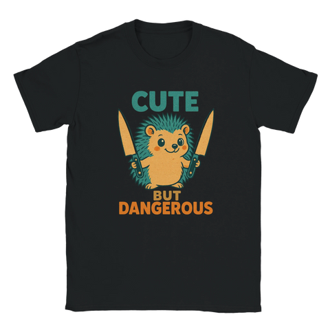 Svart t-shirt med illustration av en söt igelkott med två knivar och texten "Cute but Dangerous"