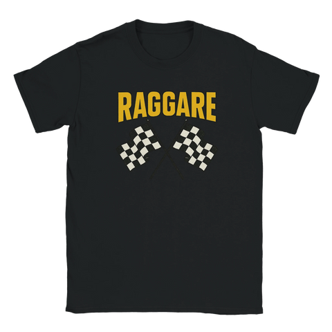 Svart T-shirt med gul text Raggare och två korslagda svartvita racingflaggor – perfekt för bilkultur, cruising och raggarkvällar