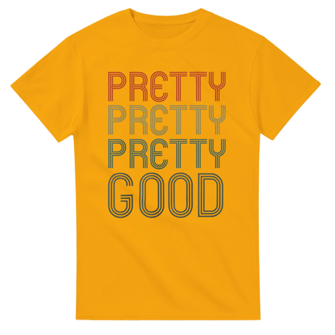 Gul humor-t-shirt med texten "Pretty Pretty Pretty Good" i retrofärger – perfekt för fans av Larry David och subtil vardagshumor